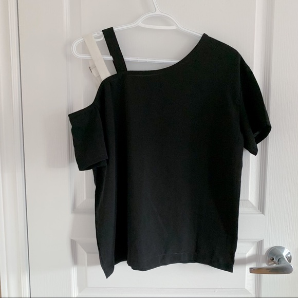 Black and white double strap off the shoulder shirt - Picture 2 of 3
